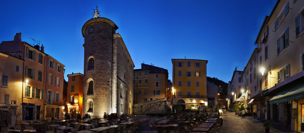 Hyeres in der Nacht 