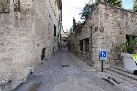 uzes