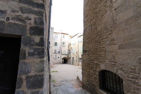 uzes
