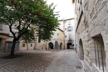 uzes